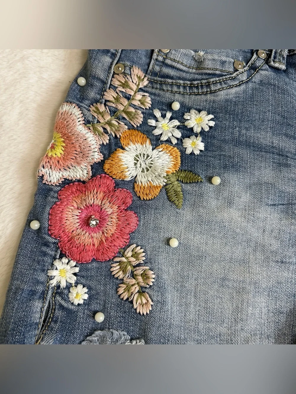 Indigo Rein Women's Shorts Size 9 Blue Denim Embroidered Floral Raw Hem
